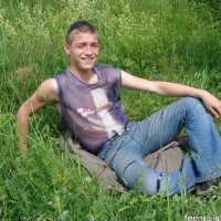 Hubert plays with his cock outdoors - Picture 1
