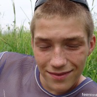 Hubert plays with his cock outdoors - Picture 12