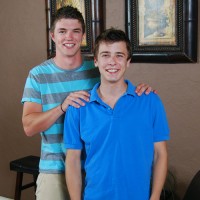 Hot college boy spreads his ass - Picture 1