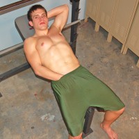 Muscular gym jerkoff - Picture 4