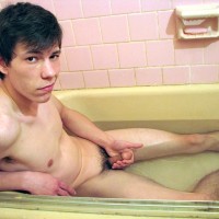 Cooper Reeves pissing - Picture 1