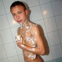Alexander shows off his hot body - Picture 5