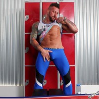 Hugh Hunter shows off his fat cock - Picture 2