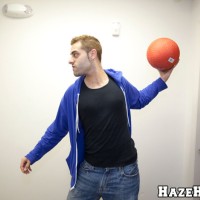 His legs in the air - Picture 5