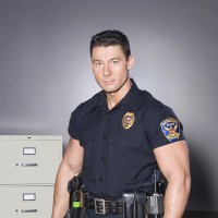 Police officer Robert Van Damme stripping - Picture 1