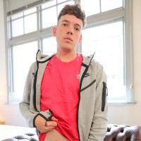 Liam Taylor stripped down - Picture 2