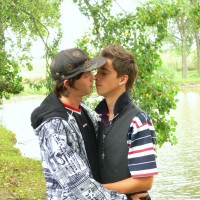 Boy couple outdoor action - Picture 2