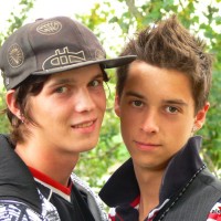 Boy couple outdoor action - Picture 3