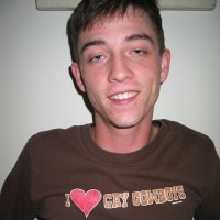 Elliott L cums all over himself - Picture 1