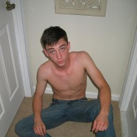 Elliott L cums all over himself - Picture 3
