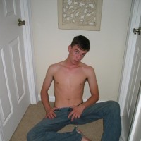 Elliott L cums all over himself - Picture 4