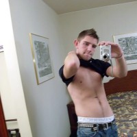 Justin shows off his body - Picture 3