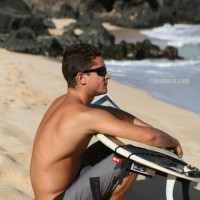 Hawaian surfer jock posing naked - Picture 1