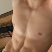 Hugh shows his perfect athletic body - Picture 3