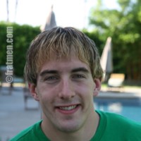 Frat jock posing outdoors - Picture 1