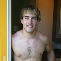 Frat jock posing outdoors - Picture 2