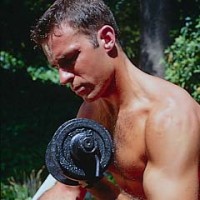 Toned hunk working out outdoors - Picture 1