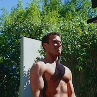 Toned hunk working out outdoors - Picture 2