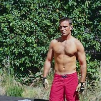 Toned hunk working out outdoors - Picture 3