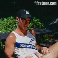 Toned hunk working out outdoors - Picture 10
