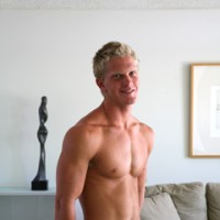 Blonde jock gets naked - Picture 5