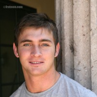 Blue-eyed jock posing - Picture 1