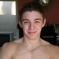 College jock shows his muscled body - Picture 3
