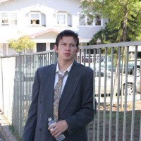 Pissing in suit and tie - Picture 1
