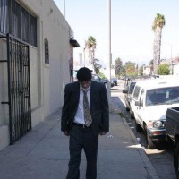 Pissing in suit and tie - Picture 2