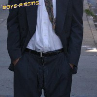Pissing in suit and tie - Picture 3