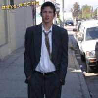 Pissing in suit and tie - Picture 4