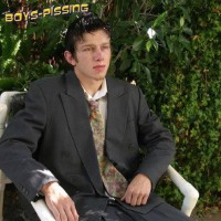 Pissing in suit and tie - Picture 8