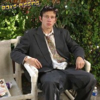 Pissing in suit and tie - Picture 10