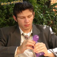 Pissing in suit and tie - Picture 13