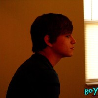 Gorgeous Ashton Lays Back & Strokes - Picture 2
