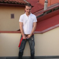 Marek pisses on the roof - Picture 18