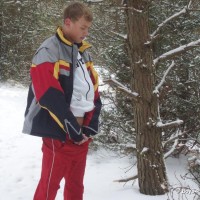 Roma pisses in the snow - Picture 1