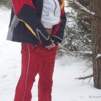 Roma pisses in the snow - Picture 2