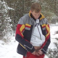 Roma pisses in the snow - Picture 3