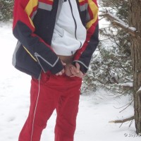 Roma pisses in the snow - Picture 4