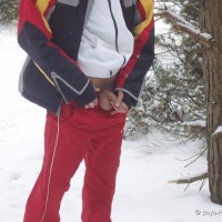 Roma pisses in the snow - Picture 5