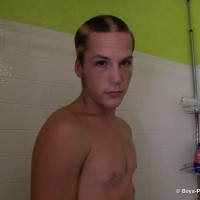 Puppy pisses in the shower - Picture 1