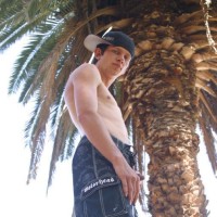 Ian Madrox piss outdoor - Picture 1