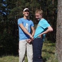 Roma and Archi's outdoor piss - Picture 1