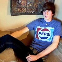 Jase Bionx cums on his own face - Picture 1