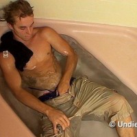 Kelly Cooper in the bathtub - Picture 4