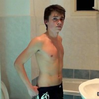 Spying on guy - Picture 1