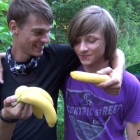 Ass eating banana - Picture 1