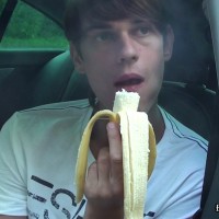 Banana fun in car - Picture 3