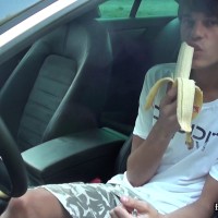 Banana fun in car - Picture 2